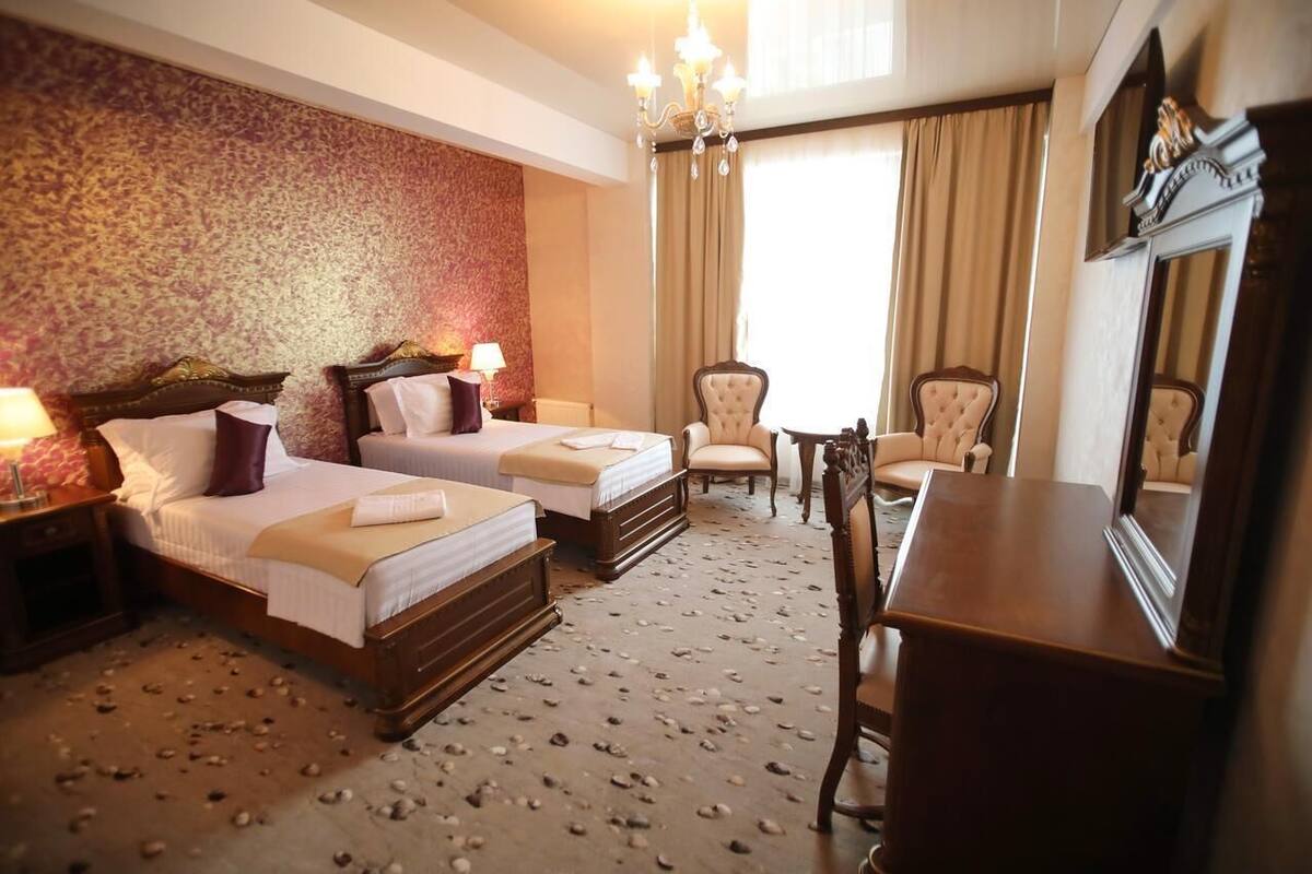 Phòng đôi hoặc 2 giường đơn Deluxe, ban công | Két bảo mật tại phòng, bàn, bàn ủi/dụng cụ ủi quần áo