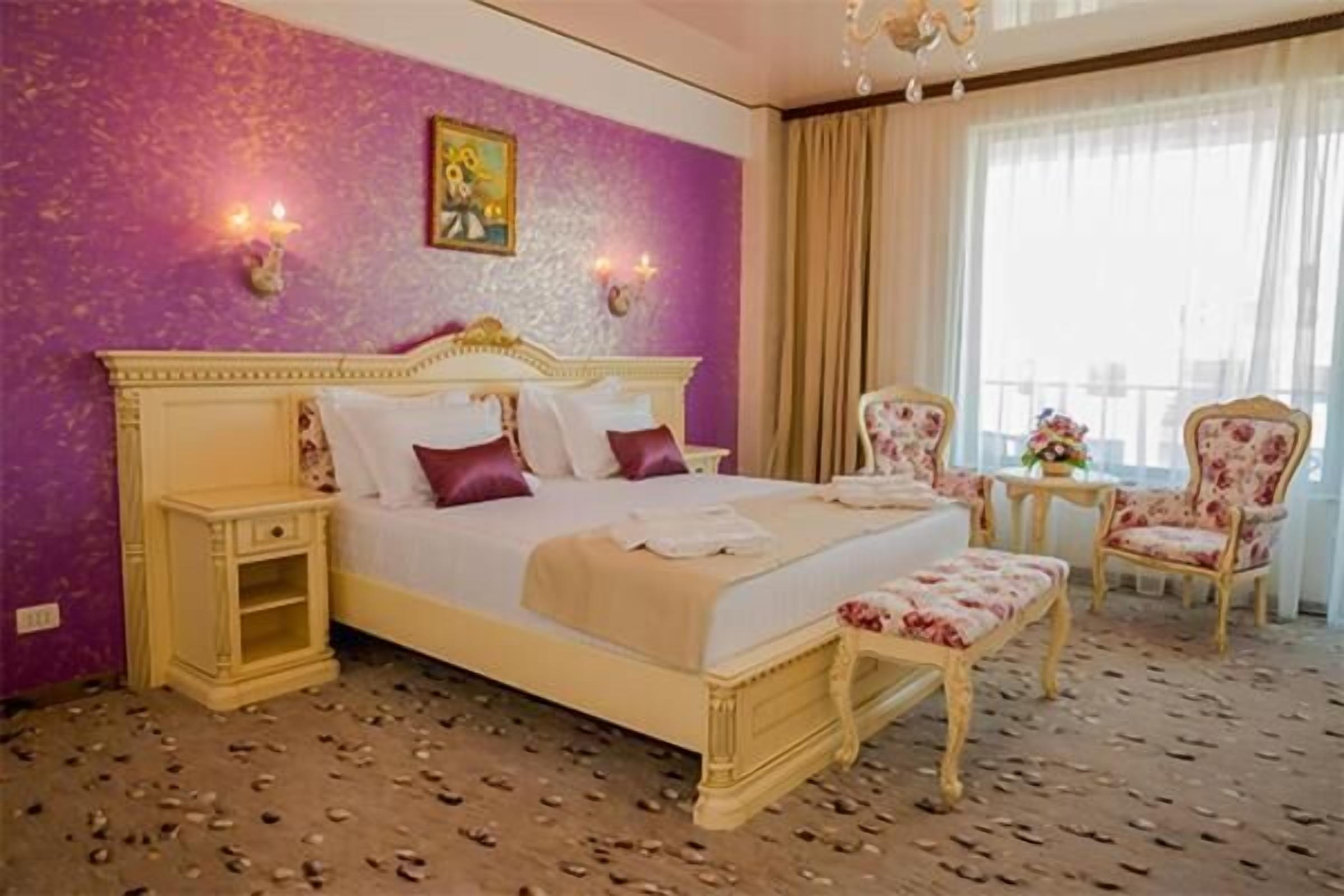 In-room safe, desk, iron/ironing board, free WiFi