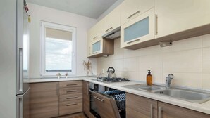 Una cucina moderna con elettrodomestici integrati, lavastoviglie e finestra.
