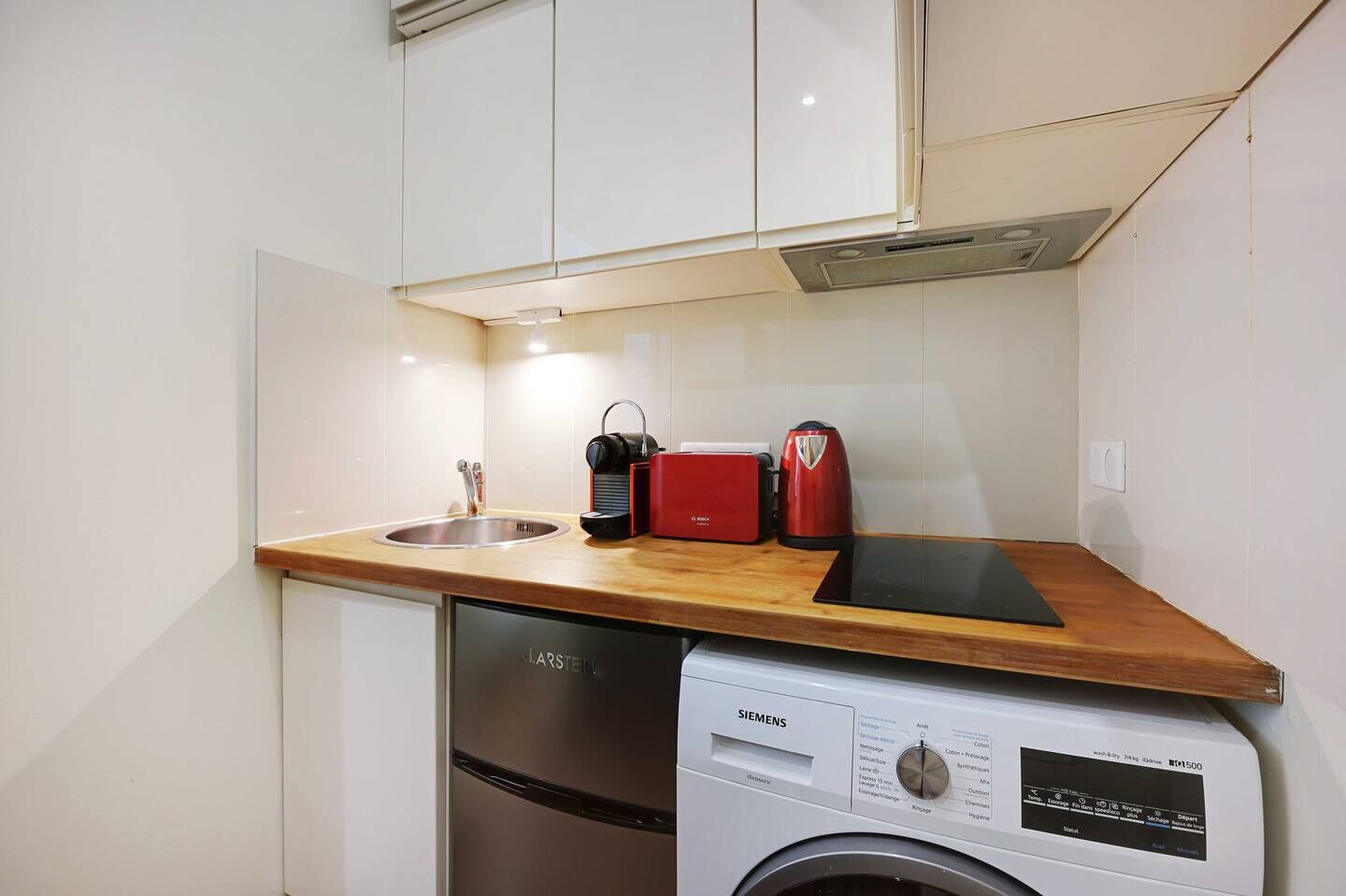 Réfrigérateur, micro-ondes, plaque de cuisson, cafetière/bouilloire