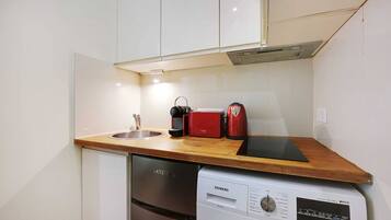Réfrigérateur, micro-ondes, plaque de cuisson, cafetière/bouilloire