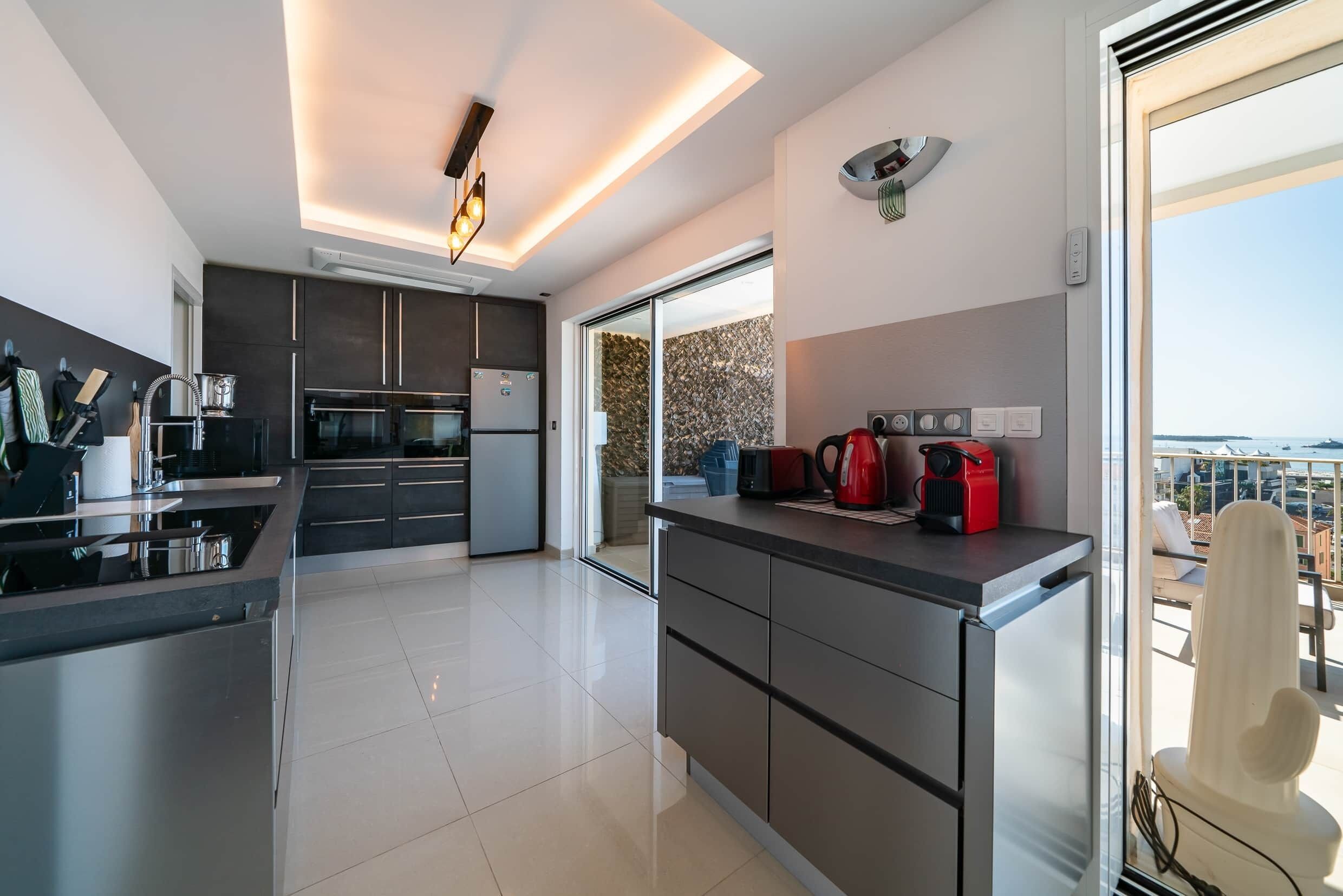 Coffee/tea maker, microwave, oven, stovetop