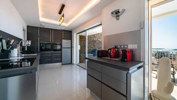 Coffee/tea maker, microwave, oven, stovetop