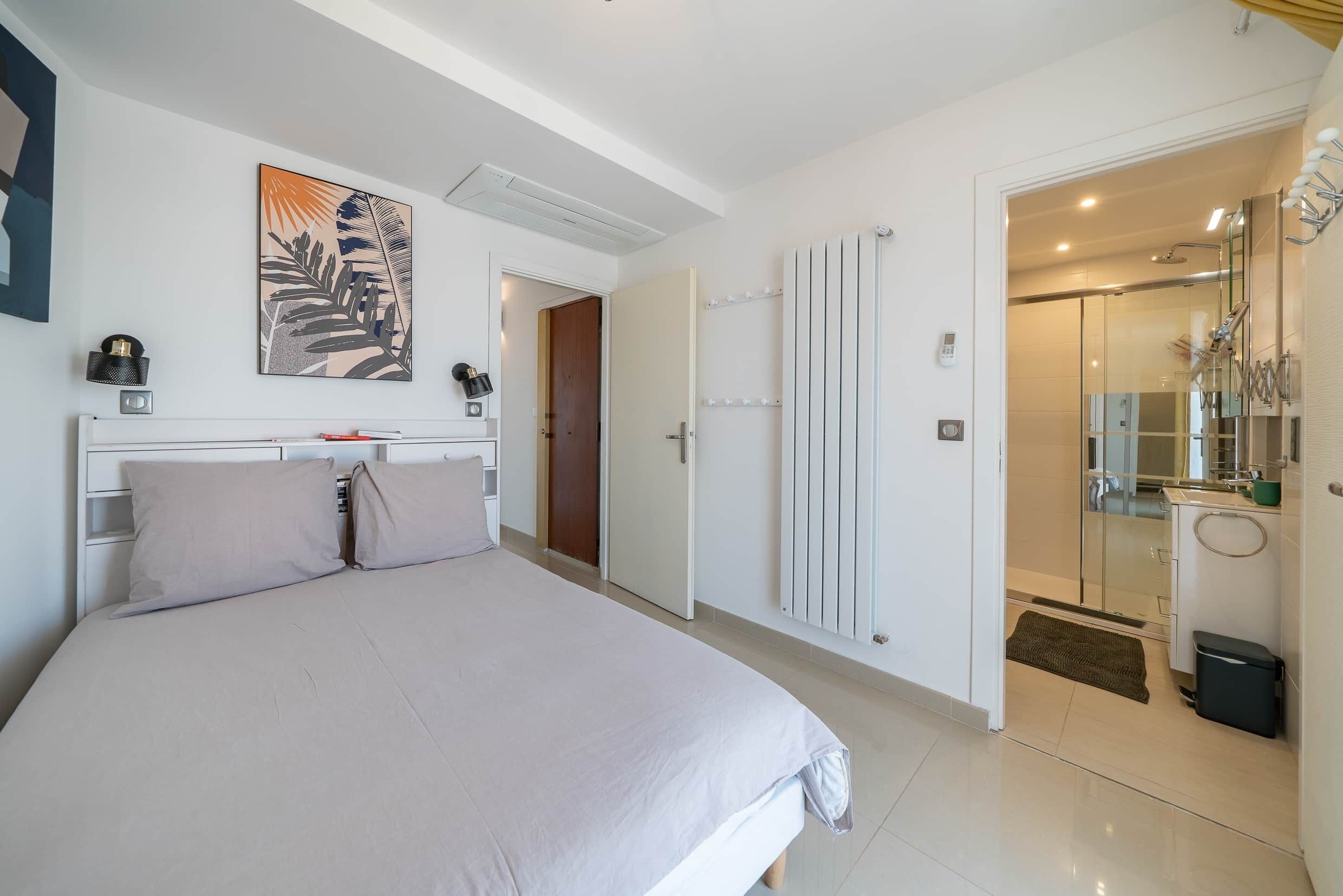 2 bedrooms, desk, bed sheets