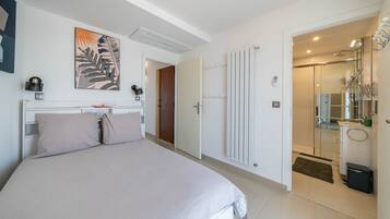 2 bedrooms, desk, bed sheets