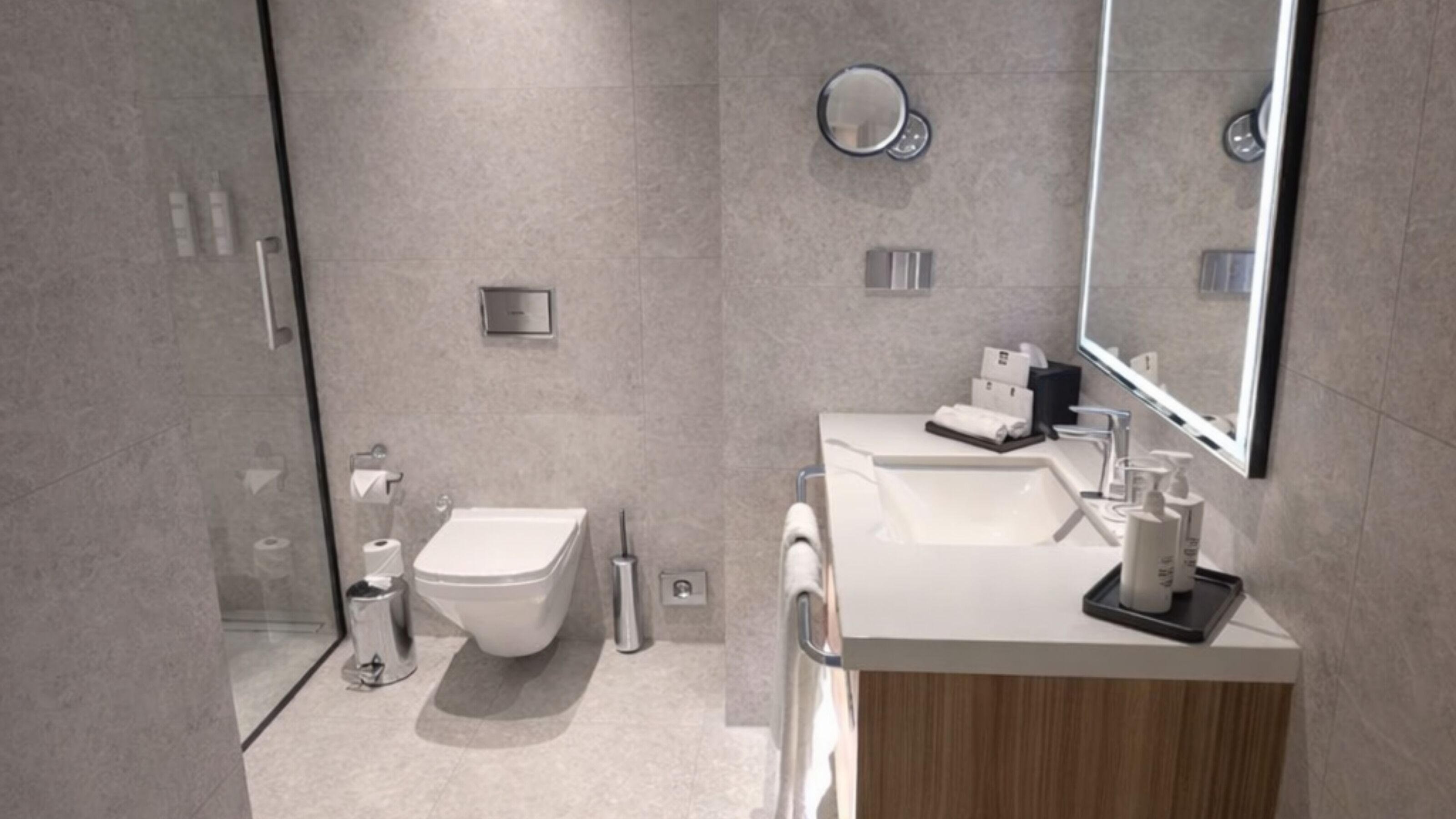 Deluxe-Suite | Badezimmer | Kostenlose Toilettenartikel, Haartrockner, Handtücher, Seife