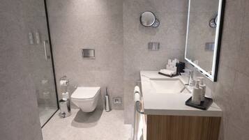 Deluxe-Suite | Badezimmer | Kostenlose Toilettenartikel, Haartrockner, Handtücher, Seife