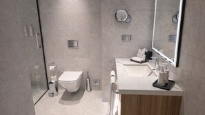 Deluxe suite | Badkamer | Gratis toiletartikelen, een haardroger, handdoeken, zeep