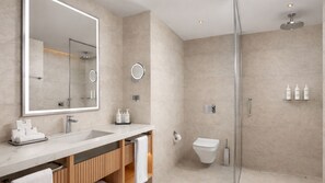 Deluxe-sviitti | Kylpyhuone | Ilmaiset hygieniatuotteet, hiustenkuivaaja, pyyhkeet, saippua