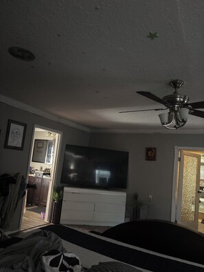 Room - Spacious 4-bedroom building in lovely Lake Wales with AC (Lake Wales)