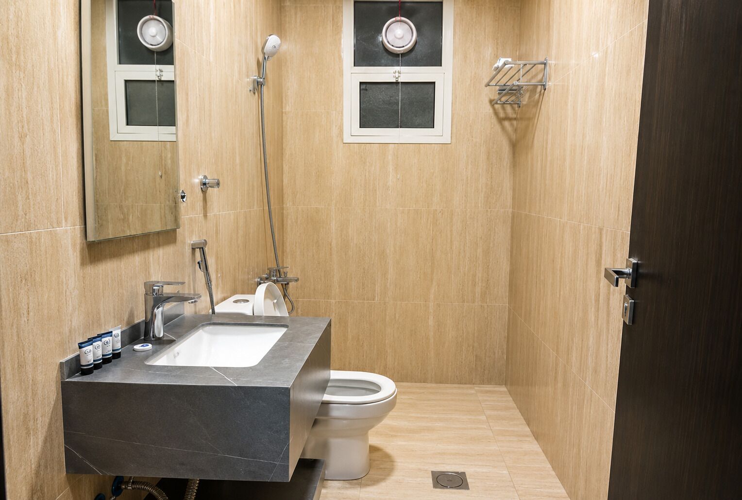 Un bagno moderno con lavandino, wc e doccia.