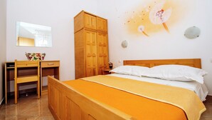A bedroom with a bed, wooden wardrobe, desk, and a mirror. - Moretti Stay Near Vodice Center (Vodice)