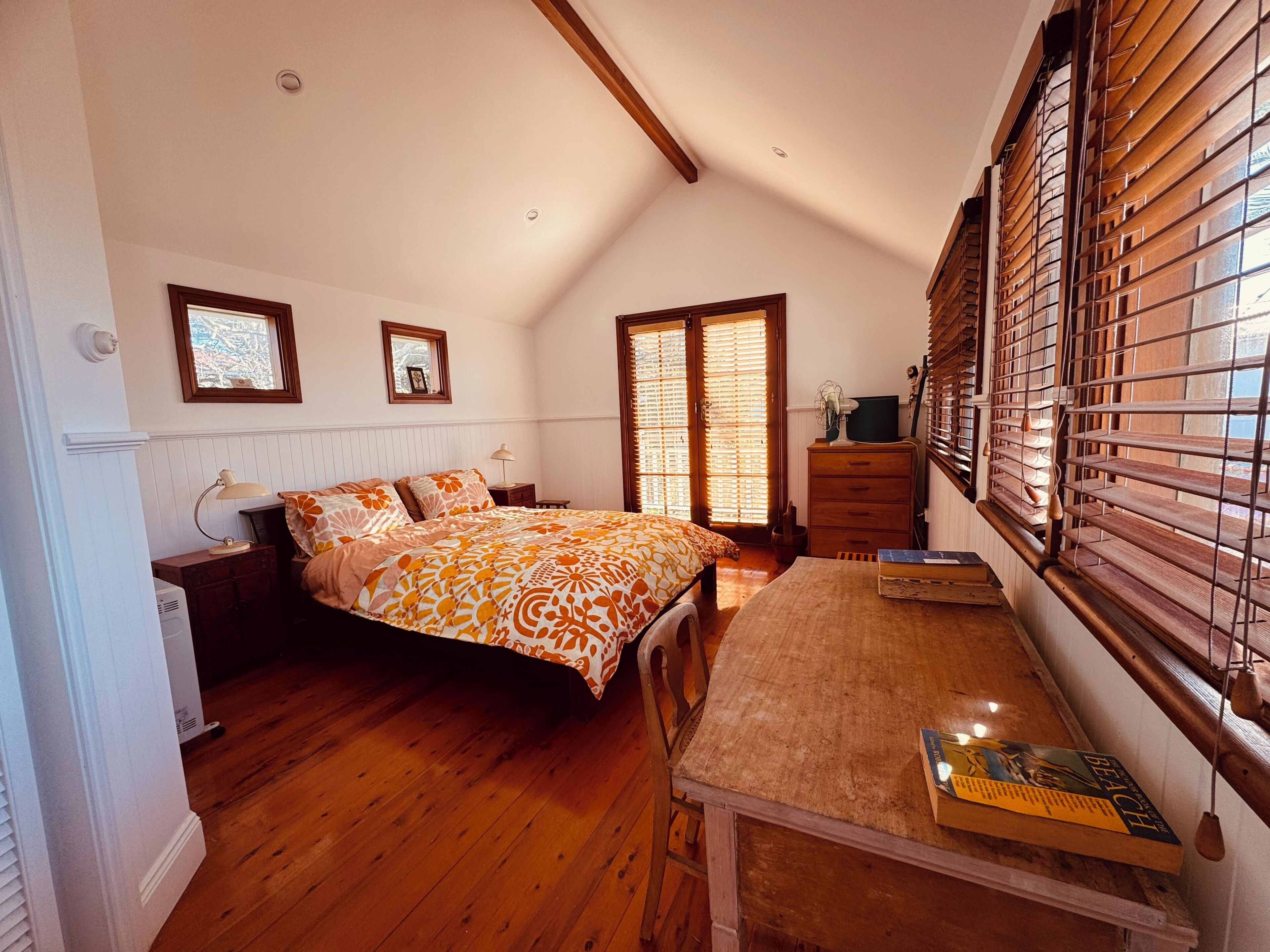 4 bedrooms, iron/ironing board, bed sheets