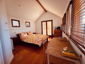4 bedrooms, iron/ironing board, bed sheets - 1 minute to Shelly Beach Ocean Pool! Door step to The Esplanade Track! (Cronulla)
