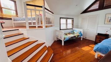4 bedrooms, iron/ironing board, bed sheets
