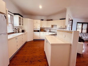 Private kitchen - 1 minute to Shelly Beach Ocean Pool! Door step to The Esplanade Track! (Cronulla)