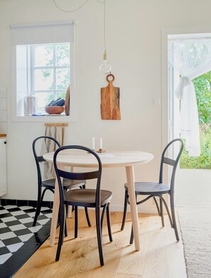 Dining - Charming Hen House with Terrace near Vadstena (Vadstena)