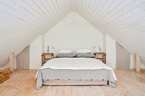 Desk, free WiFi - Charming Hen House with Terrace near Vadstena (Vadstena)