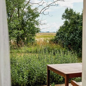 Property grounds - Charming Hen House with Terrace near Vadstena (Vadstena)