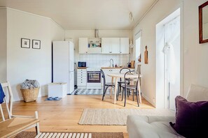 TV - Charming Hen House with Terrace near Vadstena (Vadstena)