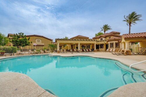 Resort-style Pools & Hot Tubs! Mtn-view Mesa Condo