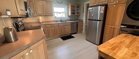Coffee/tea maker, fridge, oven, dishwasher