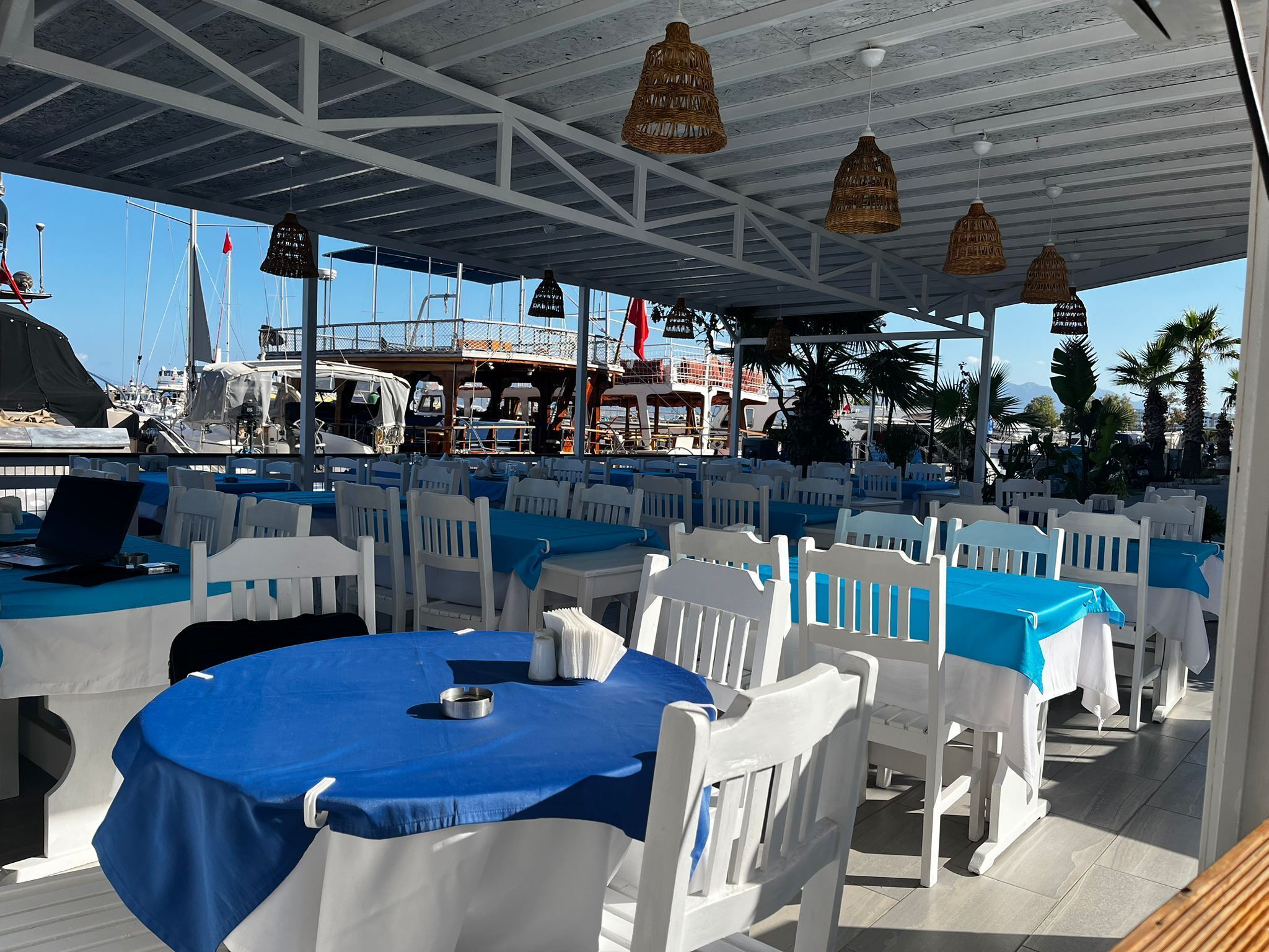 Habitación clásica, vistas al mar | Restaurante al aire libre
