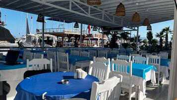 Habitación clásica, vistas al mar | Restaurante al aire libre