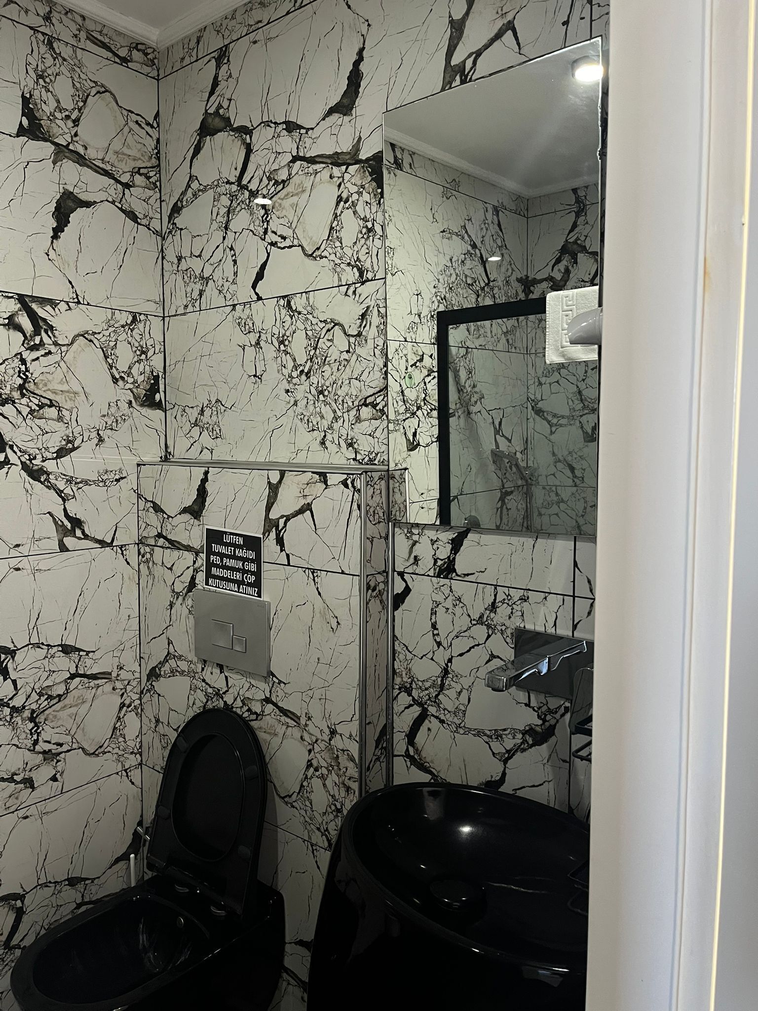 Habitación clásica, vistas al mar | Baño | Ducha, artículos de higiene personal gratuitos, toallas y jabón