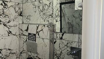 Habitación clásica, vistas al mar | Baño | Ducha, artículos de higiene personal gratuitos, toallas y jabón