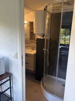 Bathroom - Vrbo Property (Villeneuve-sur-Yonne)