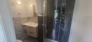 Bathroom - The garden cocoon (Villeneuve-sur-Yonne)
