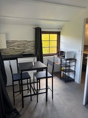 Dining - Vrbo Property (Villeneuve-sur-Yonne)