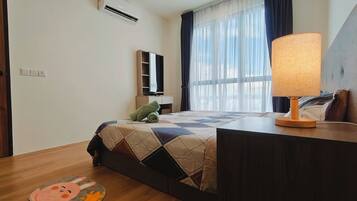 Tabla de planchar con plancha, wifi y ropa de cama