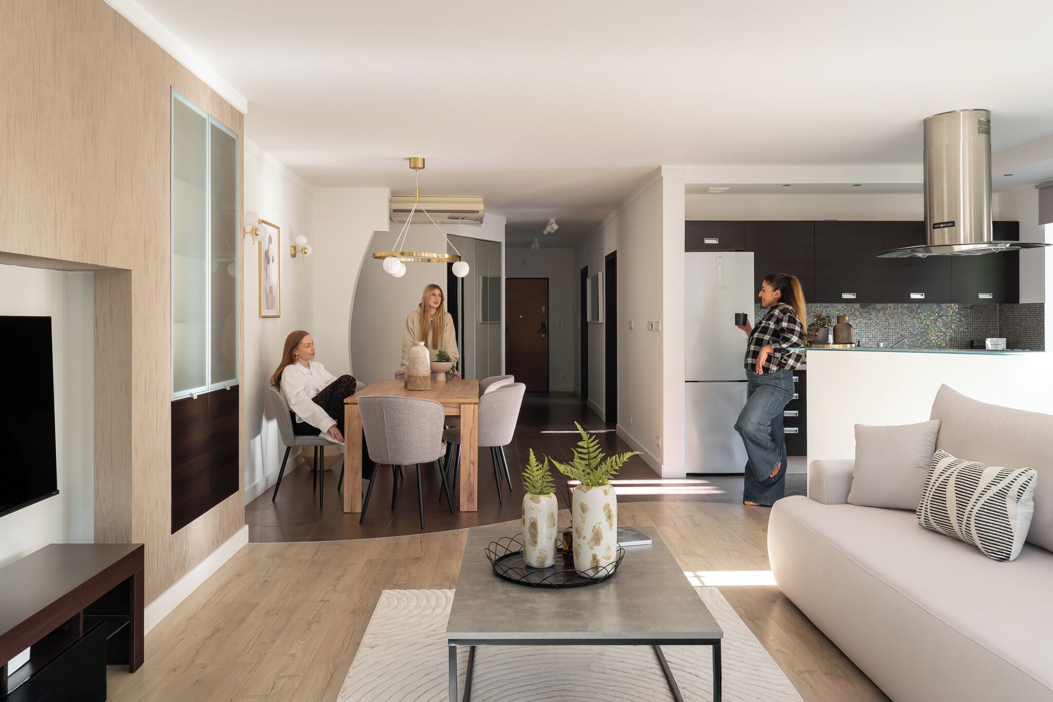 Apartament familiar, no fumadors, bany privat | Sala d'estar | Televisor de pantalla plana de 40 polzades amb canals per cable 