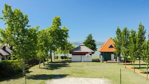 Ett bostadsområde med hus, en basketplan och en klar himmel.