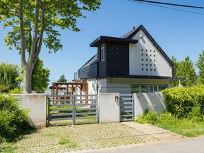 A modern two-story house with a garage, a gated entrance, and a paved driveway. - Vacation home Posha by Interhome (Balatonszemes)