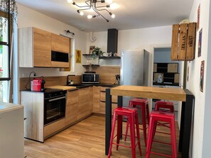 Private kitchen - House at the foot of the Luberon (Taillades)
