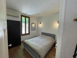 Room - House at the foot of the Luberon (Taillades)