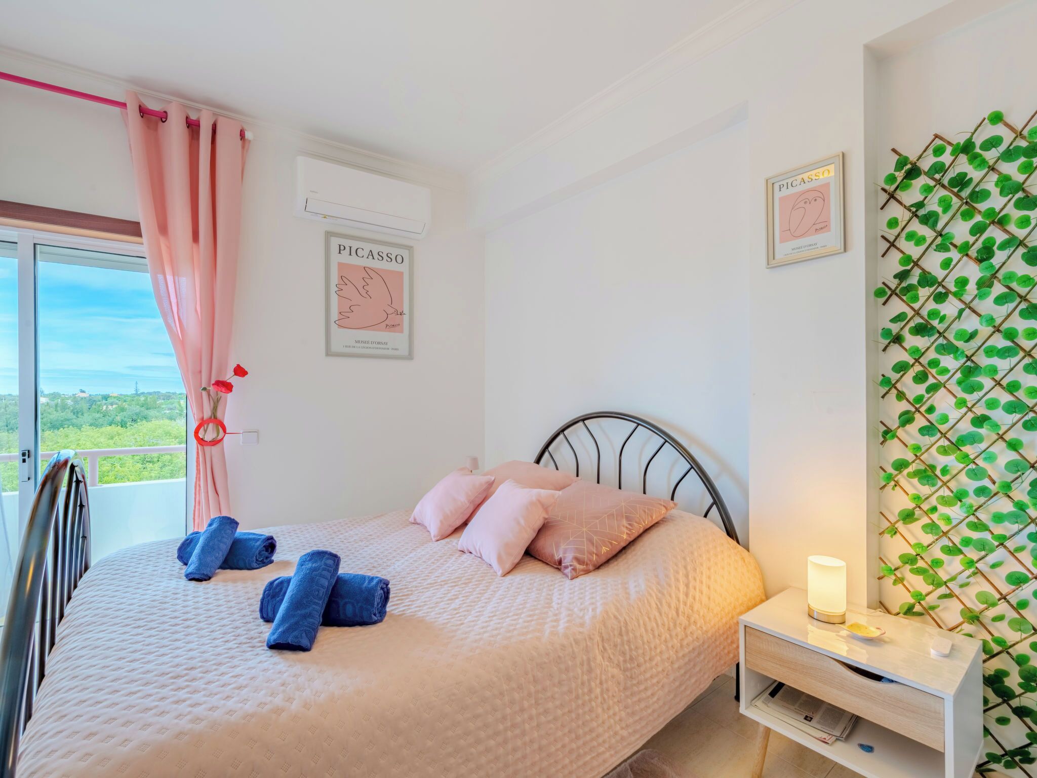 2 bedrooms, desk, internet