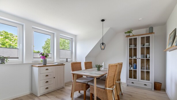 A modern kitchen with a dining table, chairs, and a cabinet. - NEW - Artist’s Retreat Halebüll with Sea View, Shared Terrace and Wi-Fi (Husum)