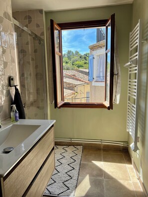 Shower, hair dryer, towels, soap - Vélo Maison (Val-de-Dagne)
