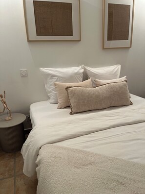 Room - Vrbo Property (Tarascon)