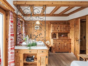 Ein Holzblock-Interieur mit Essbereich, Holzausstattung und einem Radio.