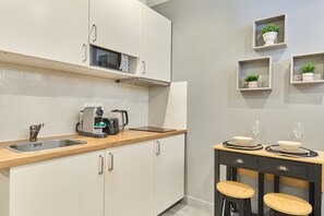 Wasserkocher mit Kaffee-/Teezubehör, Kühlschrank, Mikrowelle