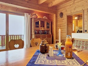 Dining - Cosy apartment for 4 people with WIFI, TV, balcony and panoramic view (Stolberg)