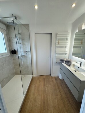 Bathroom - Vrbo Property (Le Pouliguen)