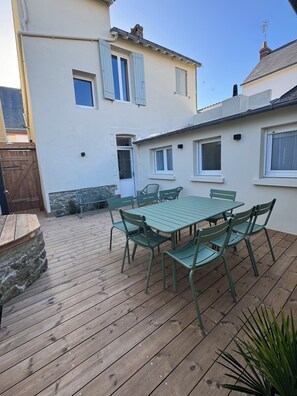 Outdoor dining - Vrbo Property (Le Pouliguen)