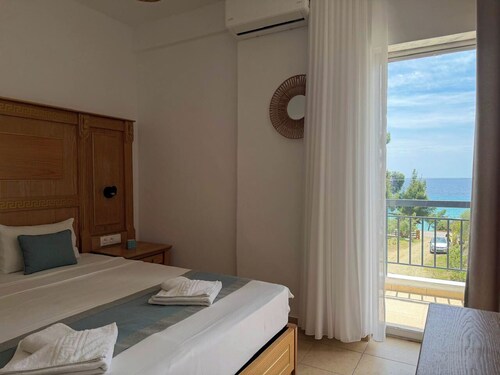 MeThea SeaView Apartments by Greek Pride