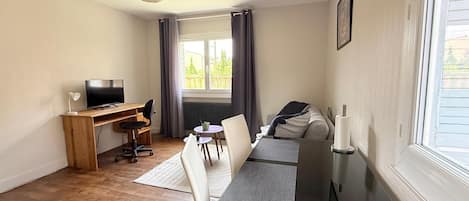 Studio Affaires, non-fumeurs, animaux de compagnie acceptés | Coin séjour | Télévision à écran plat de 96 cm avec chaßnes par cùble